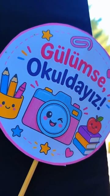 Okulun ilk gününde 'Gülümse, okuldayız!' çerçevesi