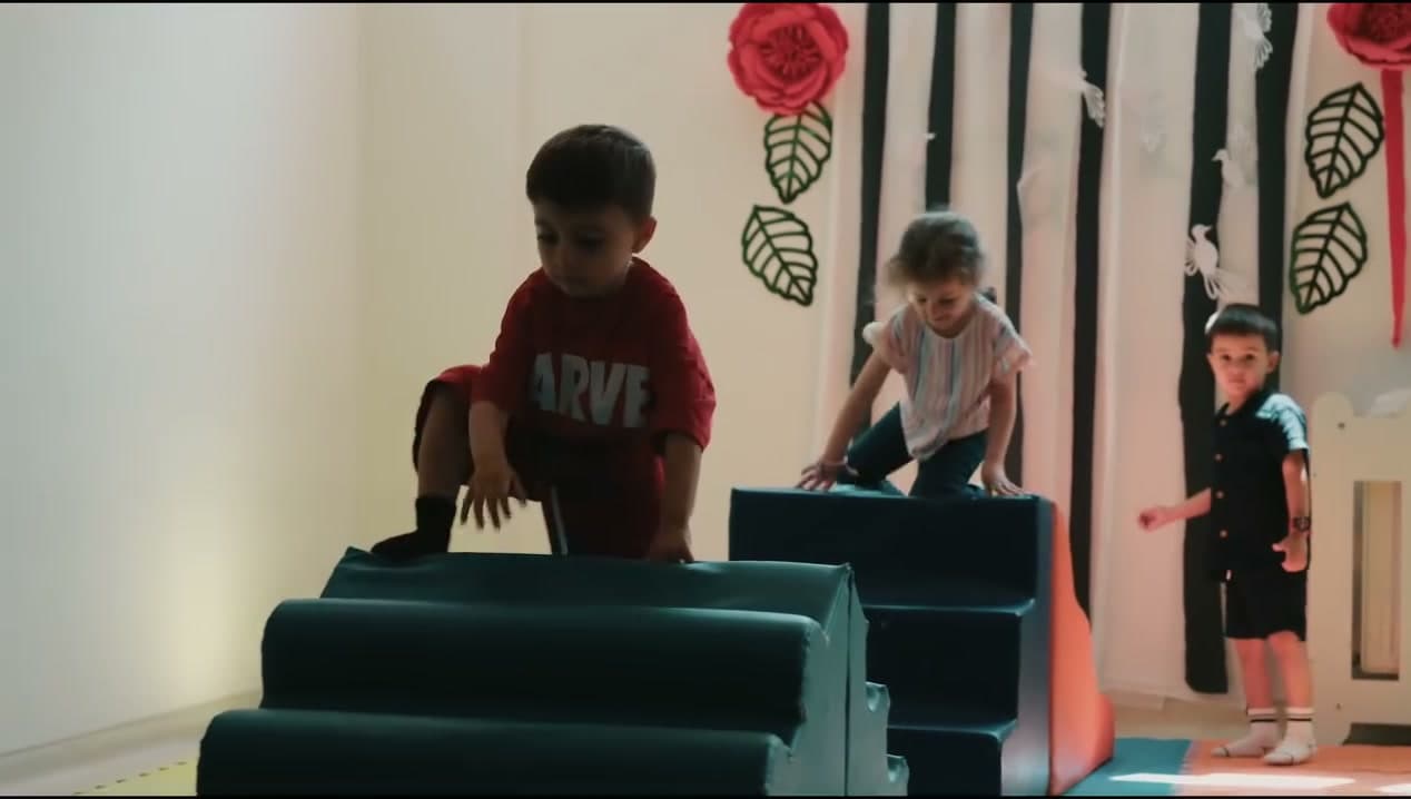 Yumuşak minder bloklar üzerinde tırmanan çocuklar