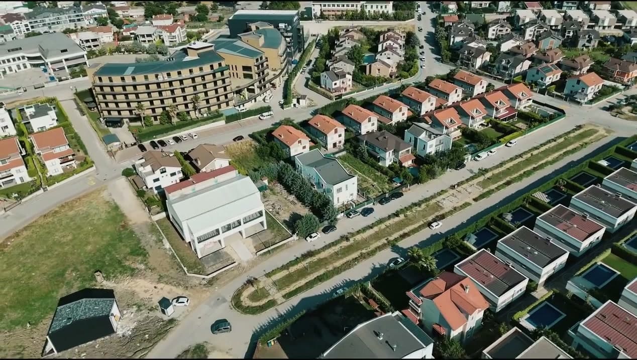 Erguvan Anaokulu ve çevresinin havadan görünümü
